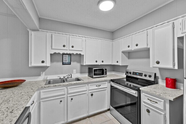 Building Photo - 5817 Hensley Drive