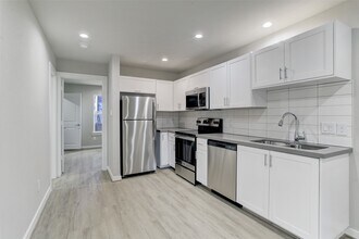 Building Photo - 645 E 11th 1/2 St