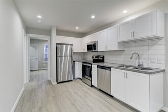 Building Photo - 645 E 11th 1/2 St