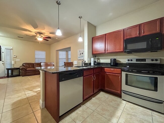 Building Photo - Elegant 3 Bedroom 3 Bathroom Townhome in C...
