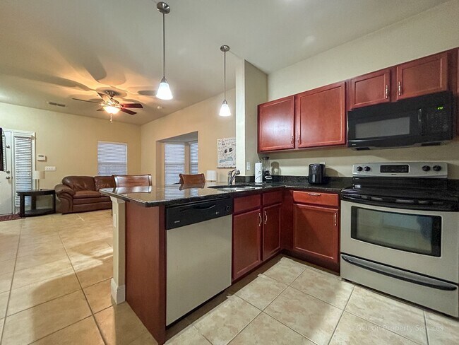 Foto del edificio - Elegant 3 Bedroom 3 Bathroom Townhome in C...