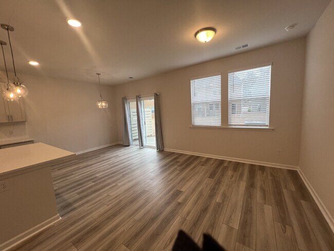 Building Photo - Modern 3 Bedroom Townhouse with Pool Acces...