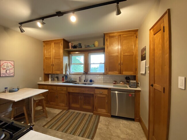 Building Photo - 4023 18th - Main Floor Duplex