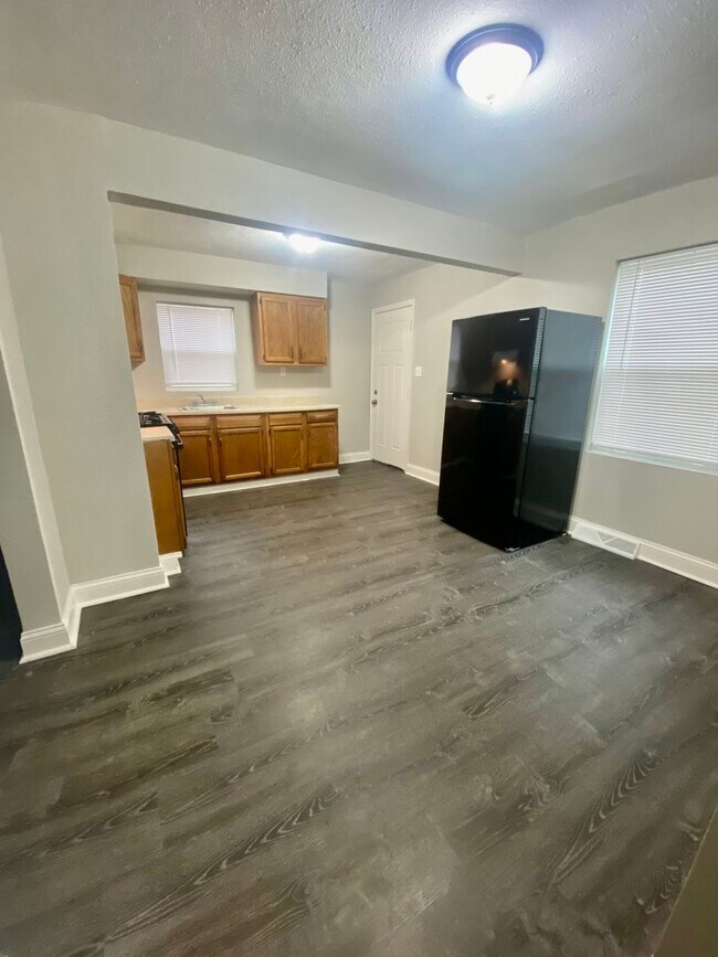 Building Photo - 6226 Evergreen | $1050 | 3 Bed, 1 Bath