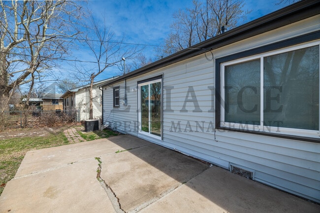 Building Photo - 2239 S Millwood Ave
