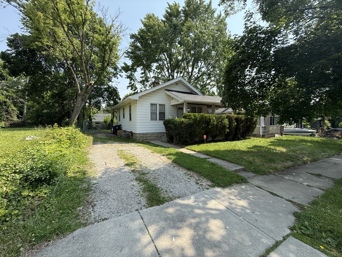 Primary Photo - 2558 Tiffin St