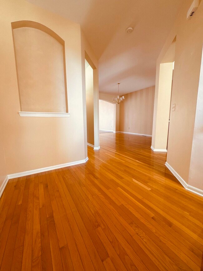 Building Photo - 37572 Newburgh Park Cir