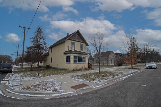 Building Photo - 828 10th Ave N
