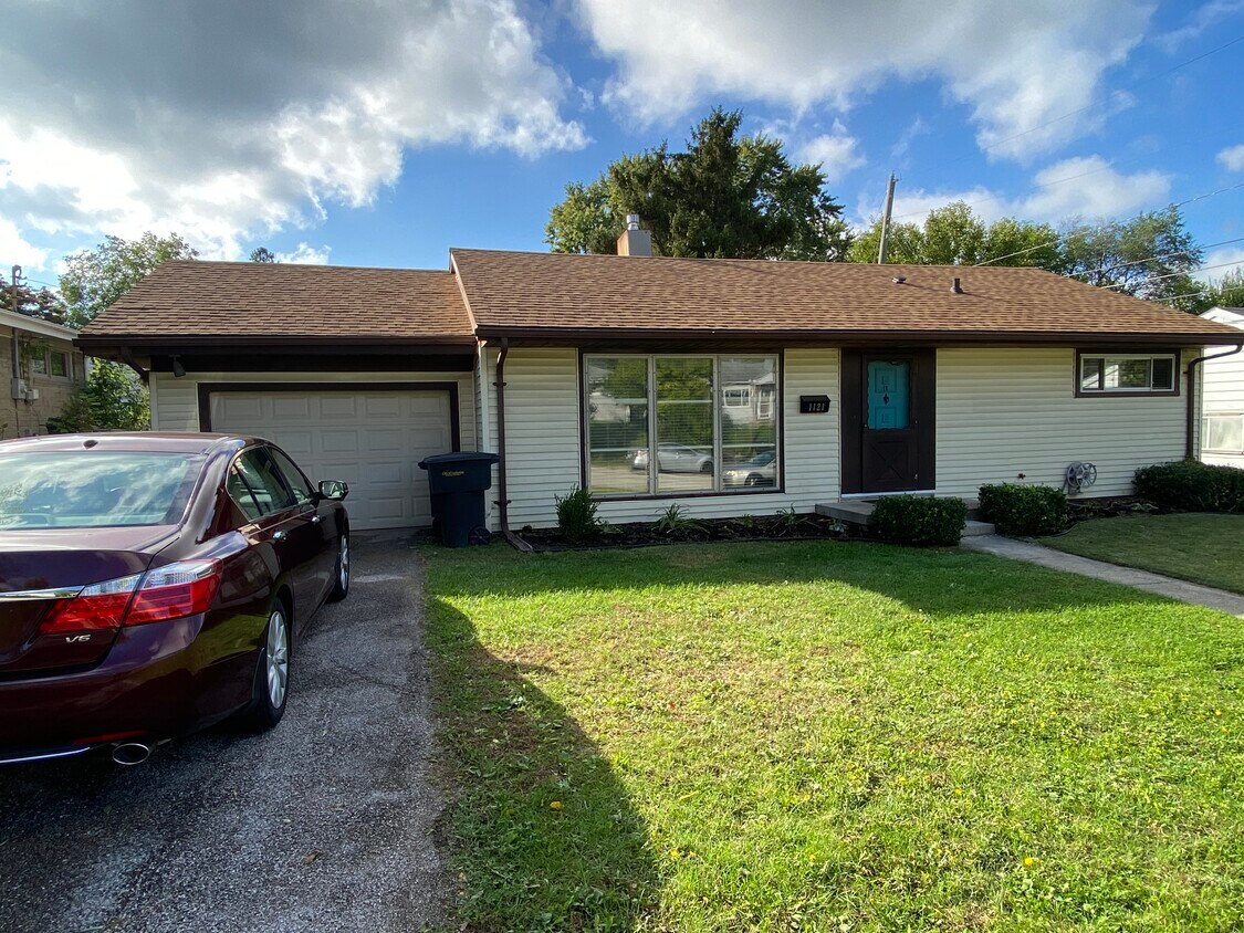 Primary Photo - 1121 Hedgewood Dr