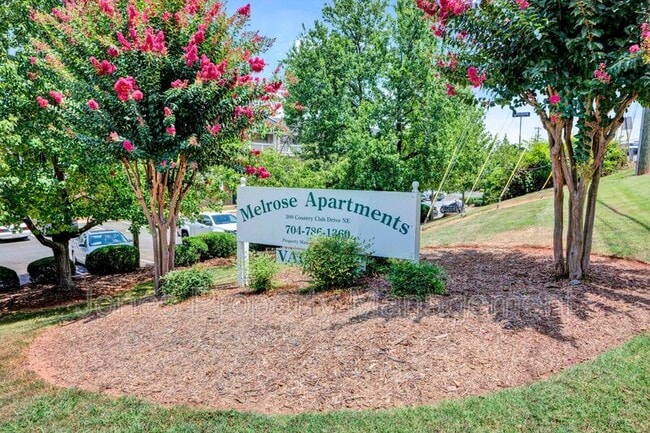 Building Photo - 307 Country Club Dr NE