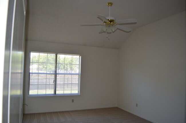 Foto del edificio - 2521 Creek Dr