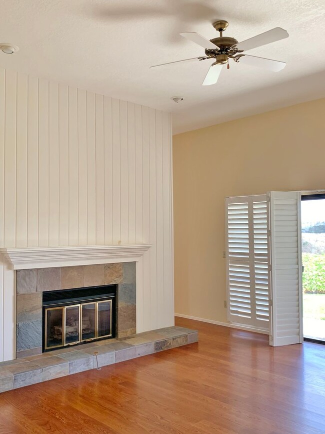 Building Photo - 2 Bedroom Condo in Ridgemark with Beautifu...