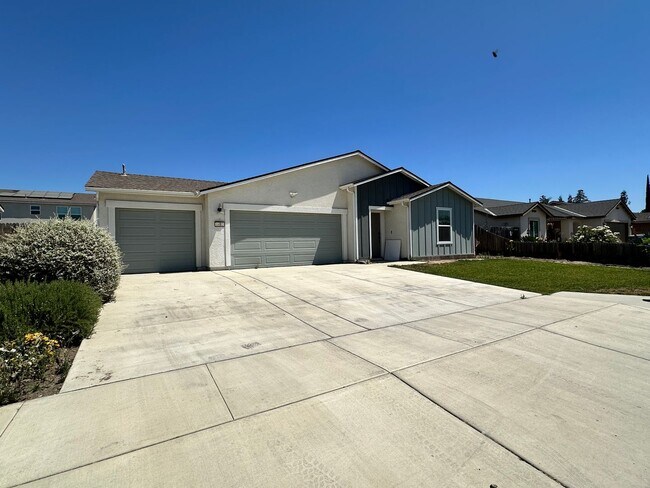 Building Photo - Spacious Tulare home coming soon!