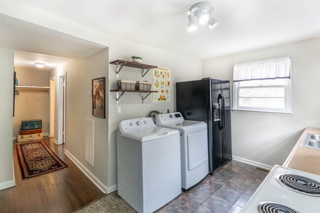 Building Photo - Furnished, All Inclusive Mid-term Lease!