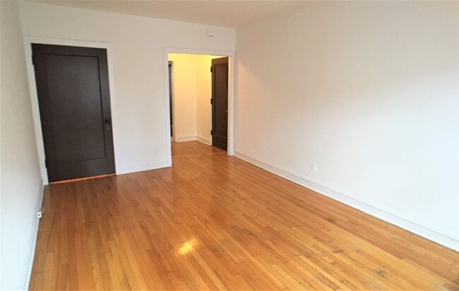 Building Photo - 1060 W Cornelia Ave