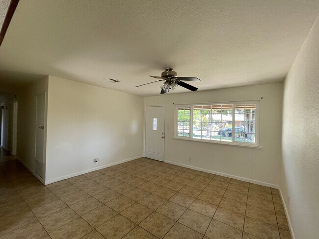 Foto del edificio - 4 Bedroom 2 Bath Ranch Style Home in Lemoore
