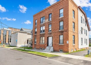 Building Photo - 83 Meadow St