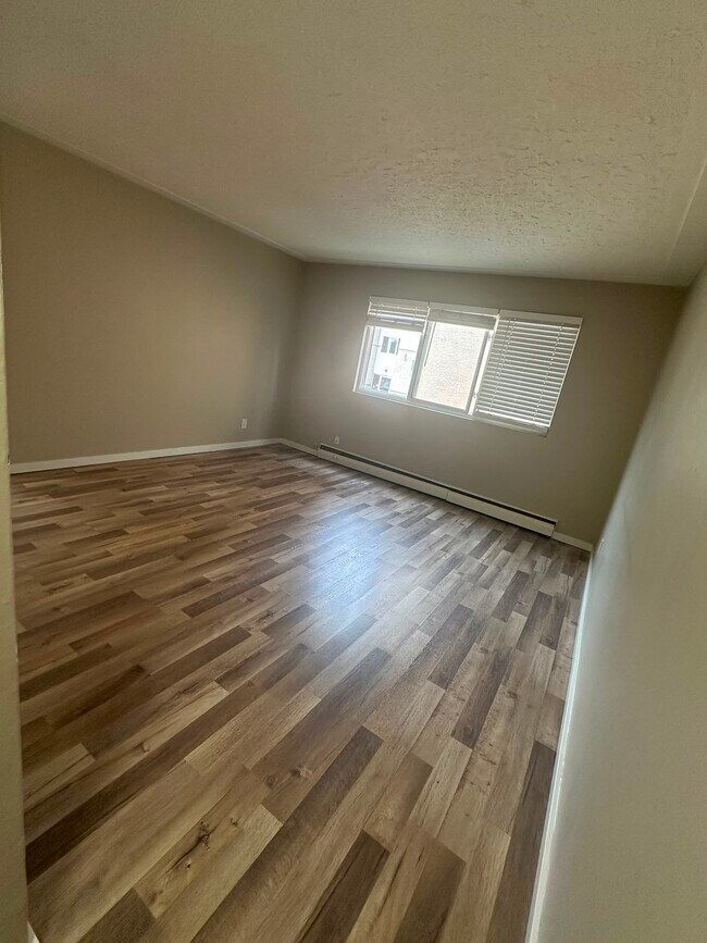 Photo du bâtiment - 10734-108 108 St NW