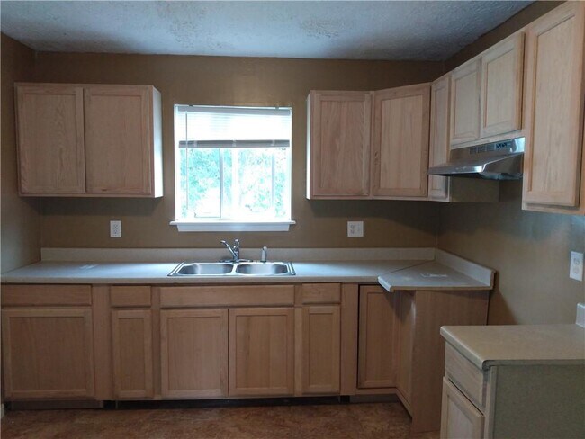 Building Photo - 2855 N Gladstone Ave
