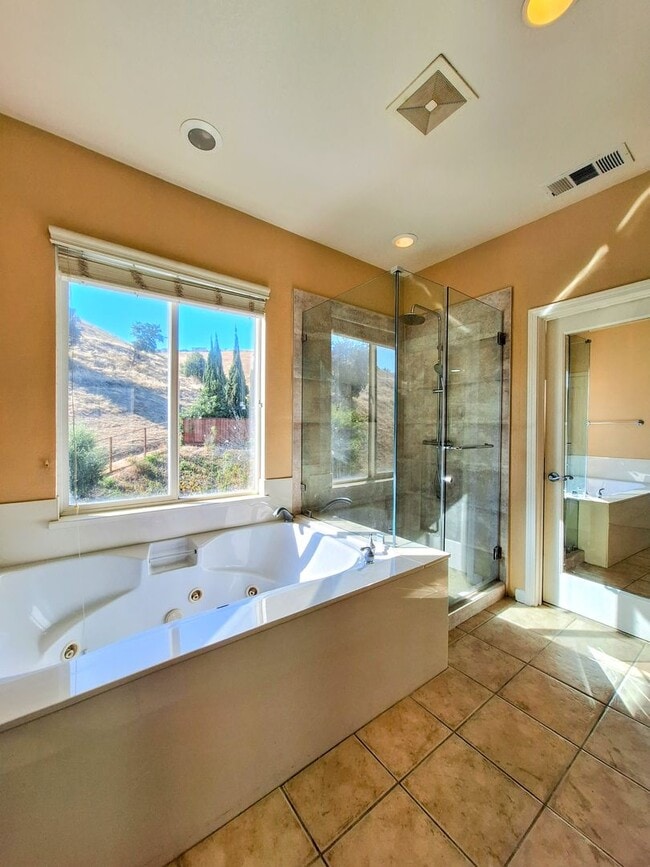 Building Photo - Beautiful & Spacious 5bd House w/In-law Suite on 1st Floor