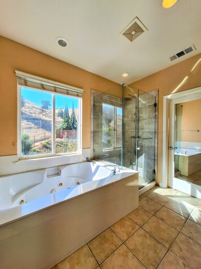 Foto del edificio - Beautiful & Spacious 5bd House w/In-law Suite on 1st Floor