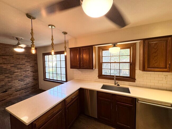 Building Photo - 5191 Heatherway Dr