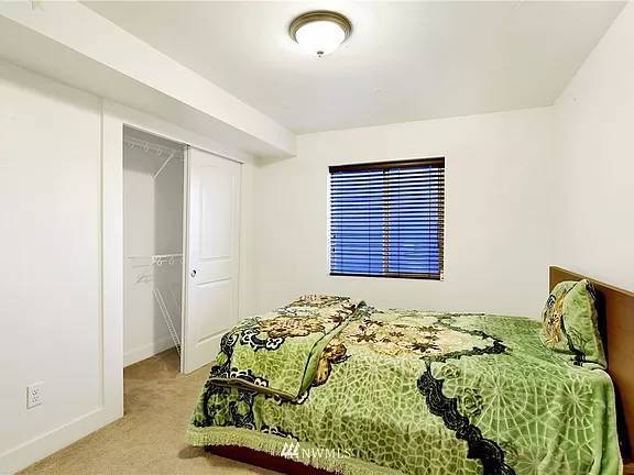 Foto del edificio - 3-Bedroom Apartment with Fenced Backyard N...