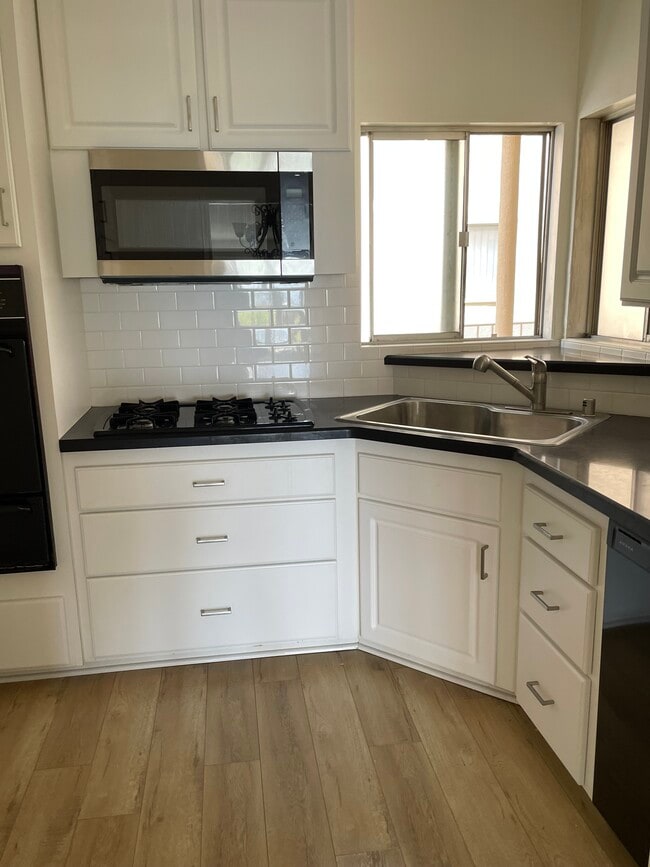Building Photo - 2115 La Canada Crest Dr