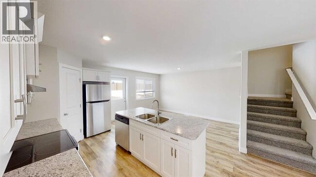 Building Photo - D,9436 113 Avenue