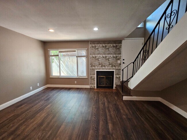 Building Photo - Super Cool 2 Bed 1 1/2 Bath Townhome w/ At...