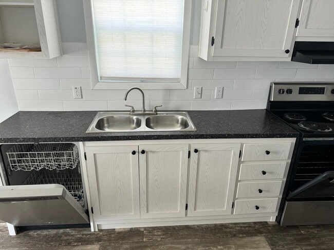 Building Photo - BEAUTIFUL +55 HOA COMMUNITY