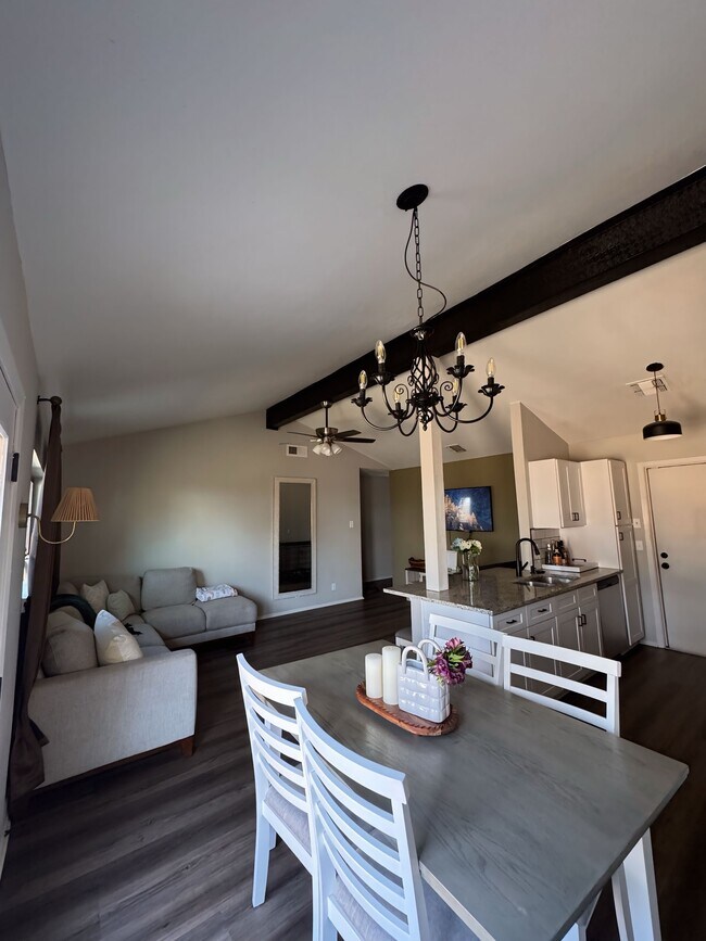 Foto del edificio - 7427 Slippery Elm St