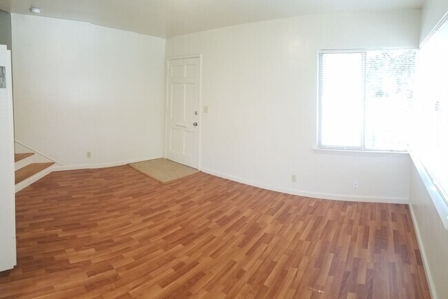 Foto del edificio - Renovated 1-Bedroom with Garage Parking & Garbage Paid!
