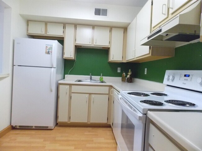 Foto del edificio - 2215 S Huron Pkwy