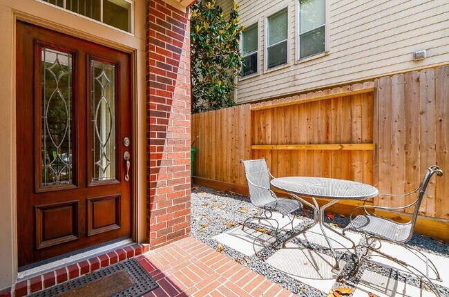 Foto del edificio - Furnished Montrose rental close to everyth...