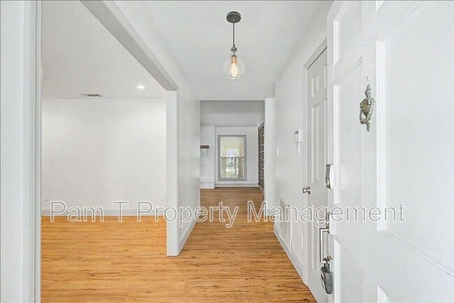 Foto del edificio - 211 Hillary Rd