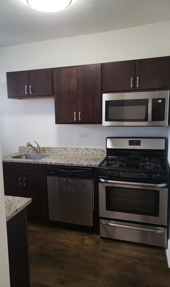 Building Photo - 3251 N Damen Ave