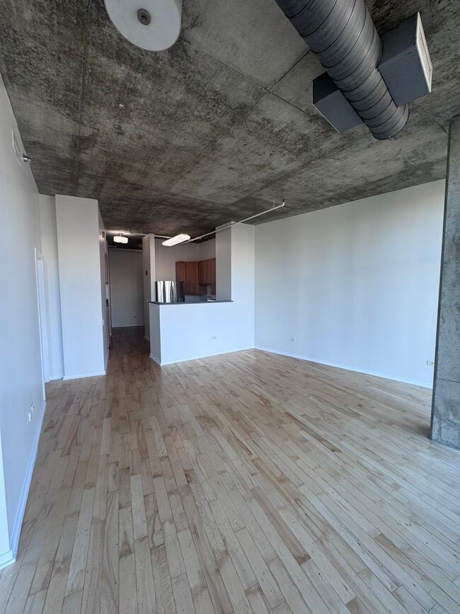 Building Photo - Luxury Living by the Lake | 2BR/2BA Condo in Uptown Chicago - Available August 1st!