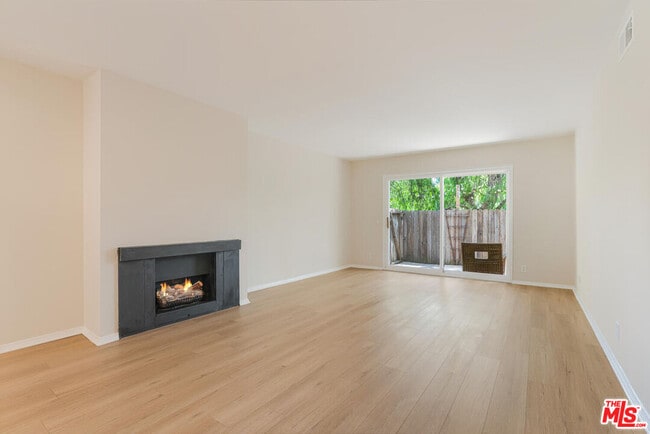 Building Photo - 6475 Kanan Dume Rd