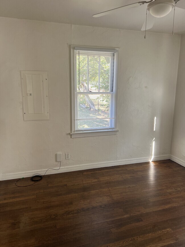 Foto del edificio - 1623 N Louisa Ave