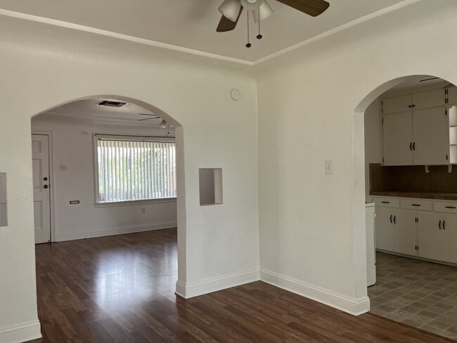 Building Photo - 901 Castaic Ave