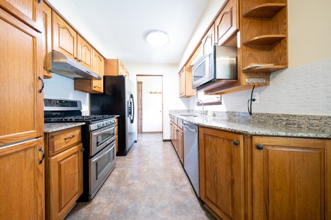 Building Photo - 13784 Fairlawn Ave