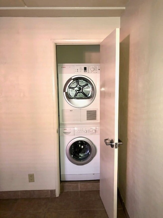 Building Photo - 1bd condo steps away from U of A, gated, A/C, Washer/Dryer