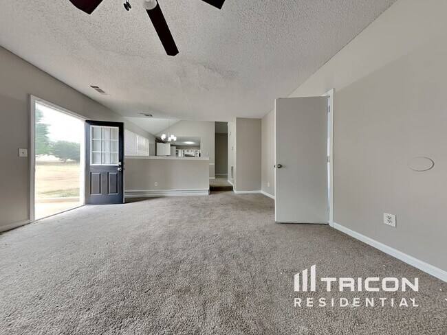 Foto del edificio - 125 Caney Creek Pkwy