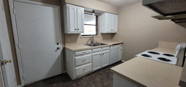 Foto del edificio - 3 Bedroom and 2 Bath Duplex with Carport a...