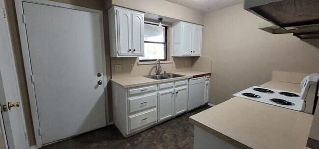 Foto del edificio - 3 Bedroom and 2 Bath with Carport and Fenc...