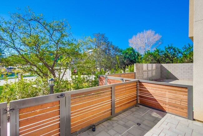 Foto del edificio - Mira Mesa 3 Bedroom Townhome!