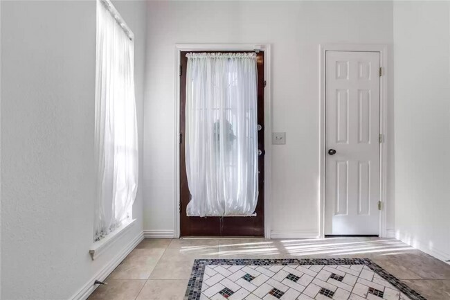 Foto del edificio - 4633 Centenary Dr