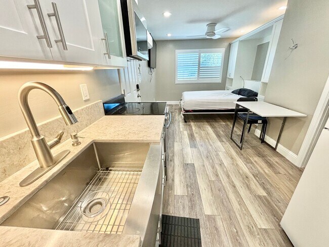 Foto del edificio - Fully Furnished Studio Near Nugget