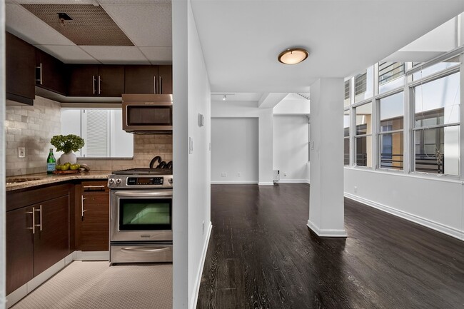 Building Photo - 357 Varick St